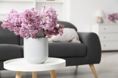 İçerideki masada vazoda güzel leylak çiçekleri, metin için boşluk.