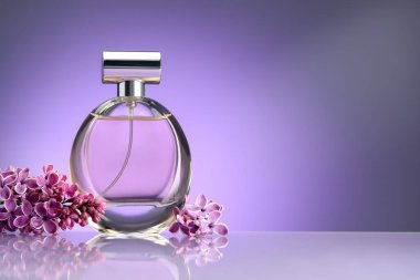 Güzel leylak çiçekleri ve parfüm ayna yüzeyinde menekşe eğimli arkaplan, metin için boşluk