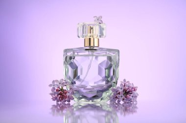 Güzel leylak çiçekleri ve parfüm ayna yüzeyinde menekşe eğimli arka planda