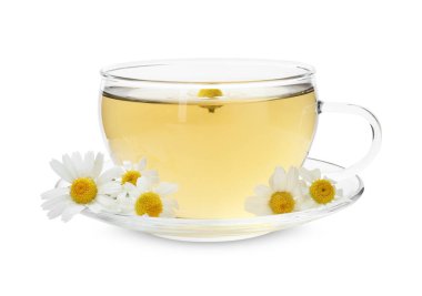 Cam bardakta nefis papatya çayı ve beyaz bardakta taze çiçekler.