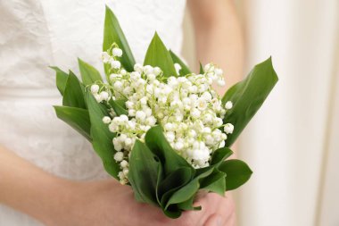 İçinde güzel vadi zambakları olan gelin, yakın plan.