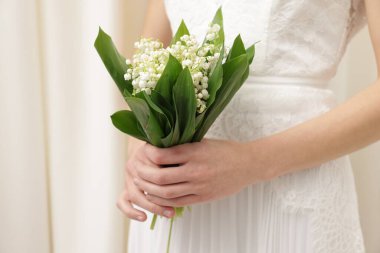 İçinde güzel vadi zambakları olan gelin, yakın plan.