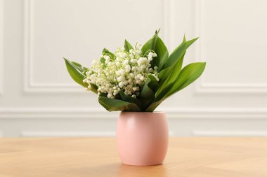 Vadinin güzel zambakları vazoda, ahşap masada.