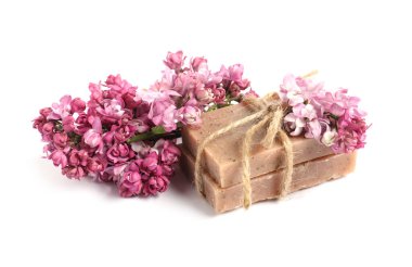 Sabun çubukları ve leylak çiçekleri izole edilmiş beyaz