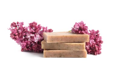 Sabun çubukları ve leylak çiçekleri izole edilmiş beyaz