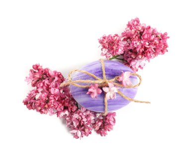 Sabun çubuğu ve leylak çiçekleri izole edilmiş beyaz, üst manzara
