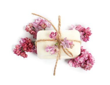 Sabun çubukları ve leylak çiçekleri izole edilmiş beyaz