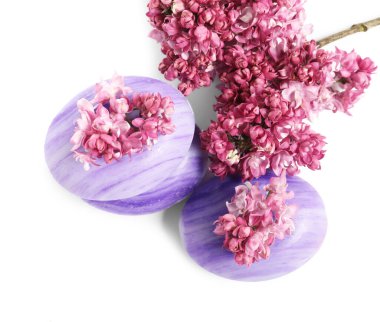 Sabun çubukları ve leylak çiçekleri izole edilmiş beyaz