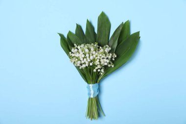 Açık mavi arka planda, vadideki güzel zambak çiçekleri.