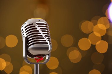 Karanlık arka plana karşı bir klasik mikrofon, mesaj için boşluk. Bokeh etkisi