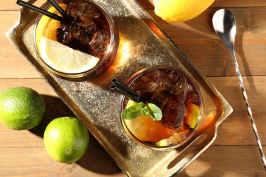 Küba libre kokteylini, tahta masada nane şekeri ile tazeliyorum.