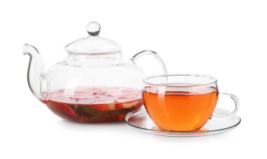 Aromatik çilekli meyve çayı ve beyaz üzerine izole edilmiş nane şekeri.