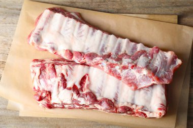 Ahşap masada çiğ domuz pirzolası.