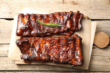 Ahşap masada biberiyeli domuz pirzolası.