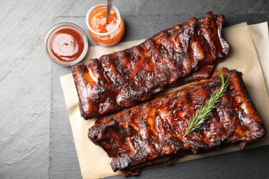 Biberiyeli domuz pirzolası ve siyah masada sos.