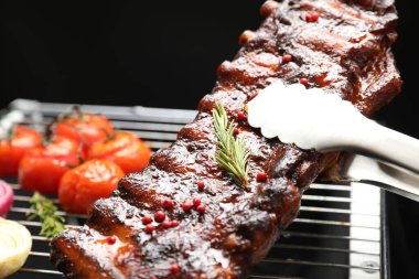 Izgaradan maşayla leziz domuz pirzolası alıp yakın plan çekiyoruz.