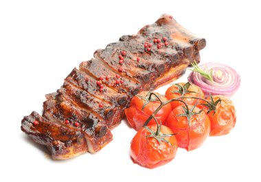 Lezzetli kızarmış domuz pirzolası, domates ve soğanlı, beyaz üzerine izole edilmiş.