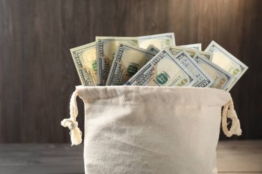 Masanın üzerinde dolar banknotları olan para çantası, yakın plan. Metin için boşluk