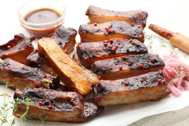 Lezzetli domuz pirzolası, kekik, soğan, sos ve fırça.