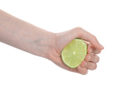 Beyaz arka planda limon sıkan kadın, yakın plan.