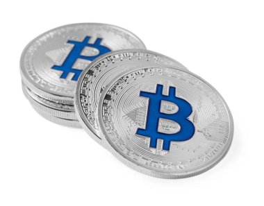 Kripto para birimi. Birçok gümüş bitcoin beyaz üzerinde izole