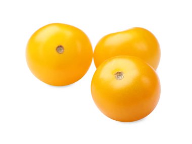 Olgun sarı kiraz domatesleri beyazlar üzerinde izole.