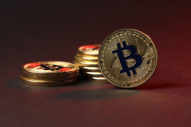 Kripto para birimi. Koyu arkaplanda altın paralar, yakın plan