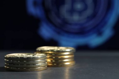 Kripto para birimi. Altın bitcoin 'ler gri masada, yakın plan. Metin için boşluk