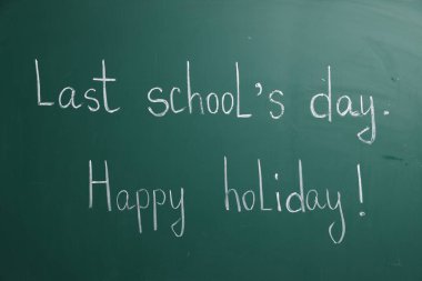 Son Okul Günü ve tahtada ünlem işaretiyle Mutlu Tatiller