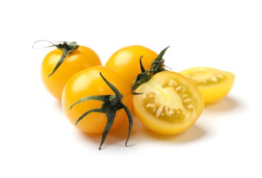 Olgun sarı kiraz domatesleri beyazlar üzerinde izole.