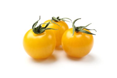 Olgun sarı kiraz domatesleri beyazlar üzerinde izole.