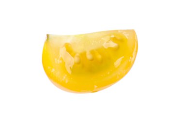 Bir parça taze sarı domates beyaza izole edilmiş.