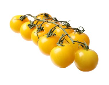 Taze sarı kiraz domatesleri beyaza izole edilmiş.