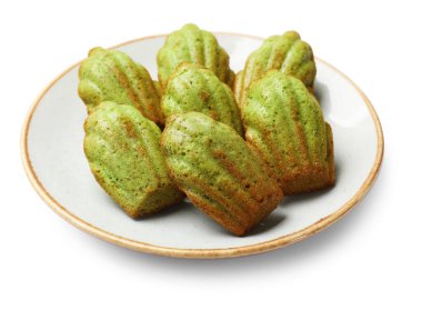 Lezzetli kirazlı kurabiyeler beyaza izole edilmiş.