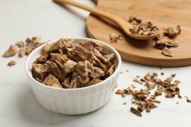 Beyaz masadaki kuru hindiba kökleri, yakın plan.