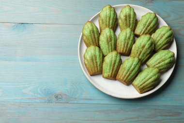Açık mavi ahşap masada nefis kibrit makarnalı kekler, üst manzara. Metin için boşluk