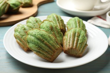 Açık mavi ahşap masada nefis kibrit makarnalı kekler, yakın plan.