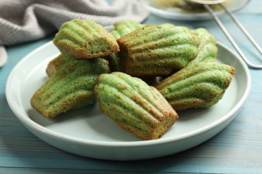 Açık mavi ahşap masada nefis kibrit makarnalı kekler, yakın plan.