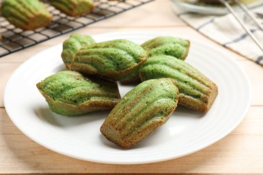 Lezzetli kibrit makarnalı kekler açık ahşap masada, yakın plan