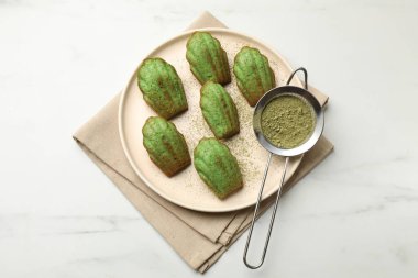 Lezzetli kibrit makarnalı kekler beyaz mermer masada, üst manzara