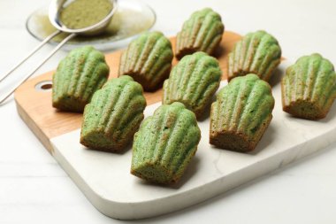 Lezzetli kibrit makarnalı kekler beyaz mermer masada, yakın plan.