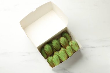 Lezzetli kibrit madelaine kekleri beyaz mermer masada, üst manzara