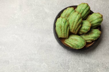 Işık masasında nefis kirazlı kek, üst manzara. Metin için boşluk