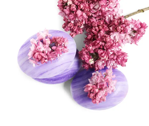 Sabun çubukları ve leylak çiçekleri izole edilmiş beyaz