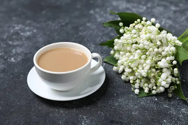 Güzel çiçekli bir buket çiçek ve siyah desenli arka planda kahve, yakın plan.