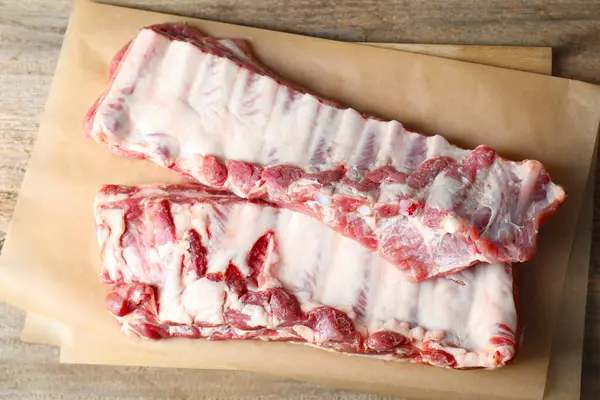 Ahşap masada çiğ domuz pirzolası.