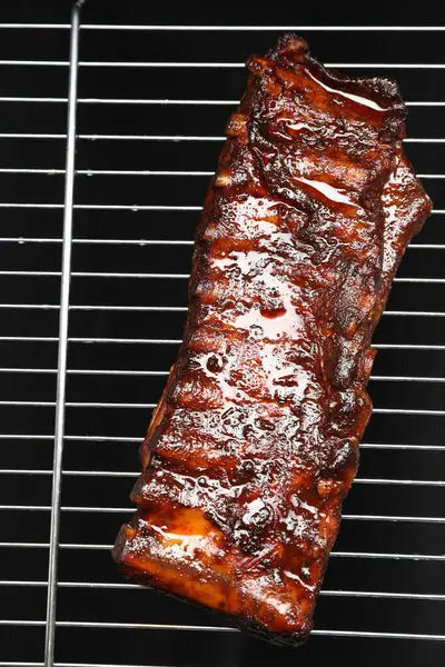 Izgarada leziz kızarmış domuz pirzolası.