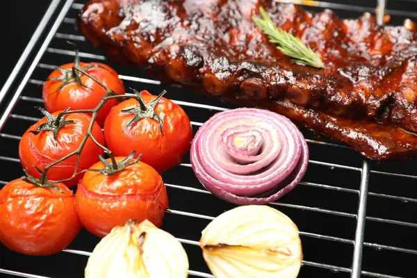 Biberiyeli, soğanlı ve domatesli leziz domuz pirzolası.