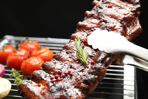 Izgaradan maşayla leziz domuz pirzolası alıp yakın plan çekiyoruz.