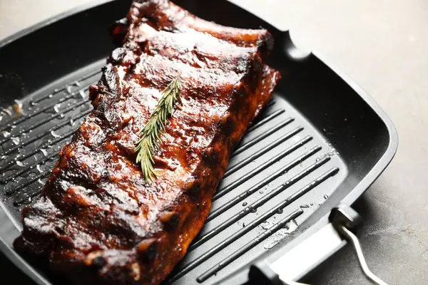 Gri masada biberiyeli domuz pirzolası, yakın plan.